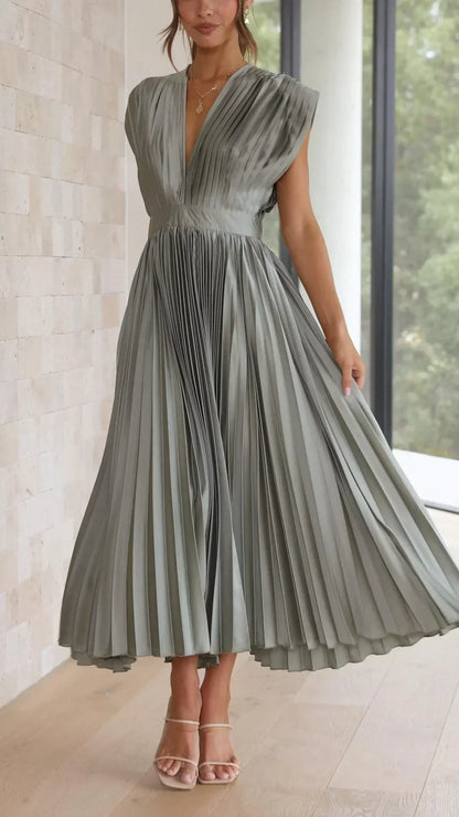 Olivegrünes, plissiertes Maxikleid, ärmellos, elegantes Design, Damenmode, Sommerkleid.