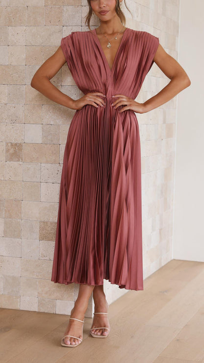 Frau in rosa-rotem, plissiertem Maxikleid aus Satin, elegantes Abendkleid, Modefotografie.