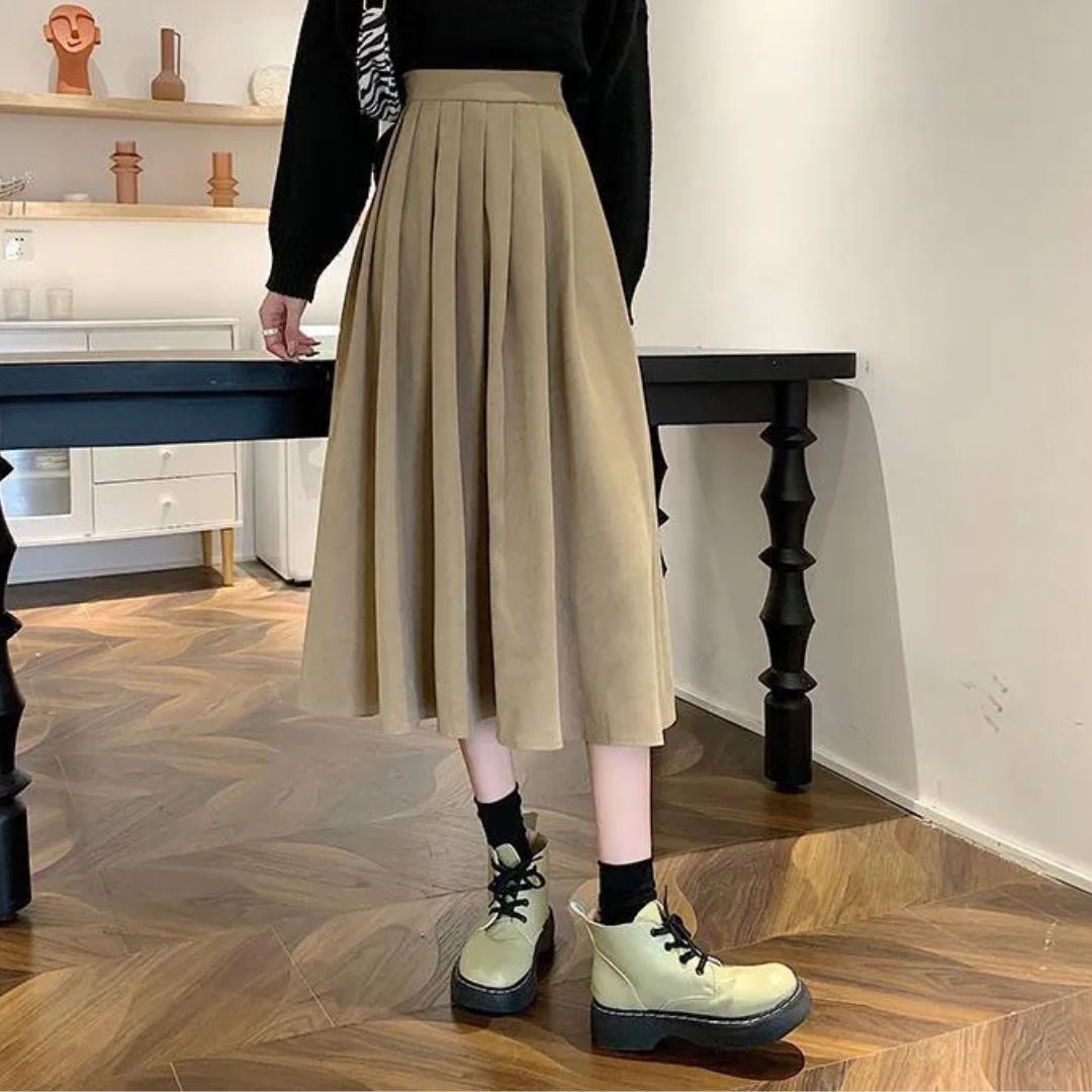 Faltenrock beige Damenmode, knöchellang, eleganter Stil, Herbstmode, Innenraum.