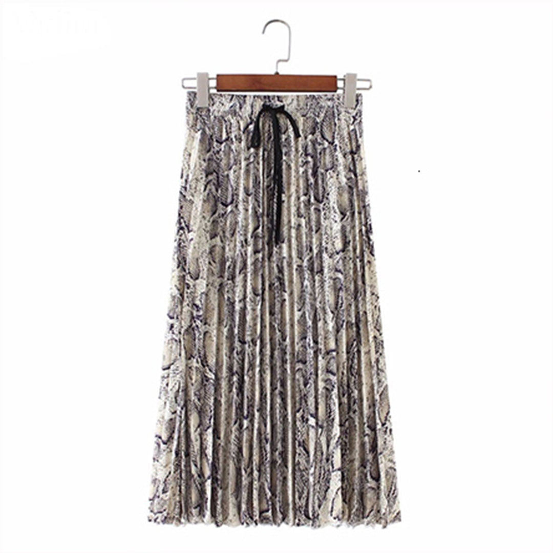 Schlangerprint Faltenrock, beige-grau, Damenmode, elegant, knielang, mit schwarzem Band.