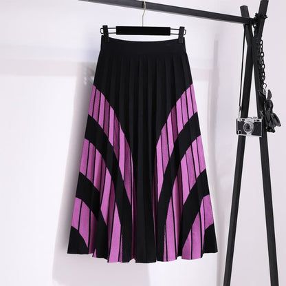 Schwarzer und lila Faltenrock, geometrisches Muster, Damenmode, elegant, knielang.