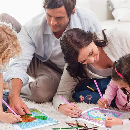 Familie malt bunte Eulenbilder auf Papier, Kinder und Erwachsene, kreative Freizeitaktivität.