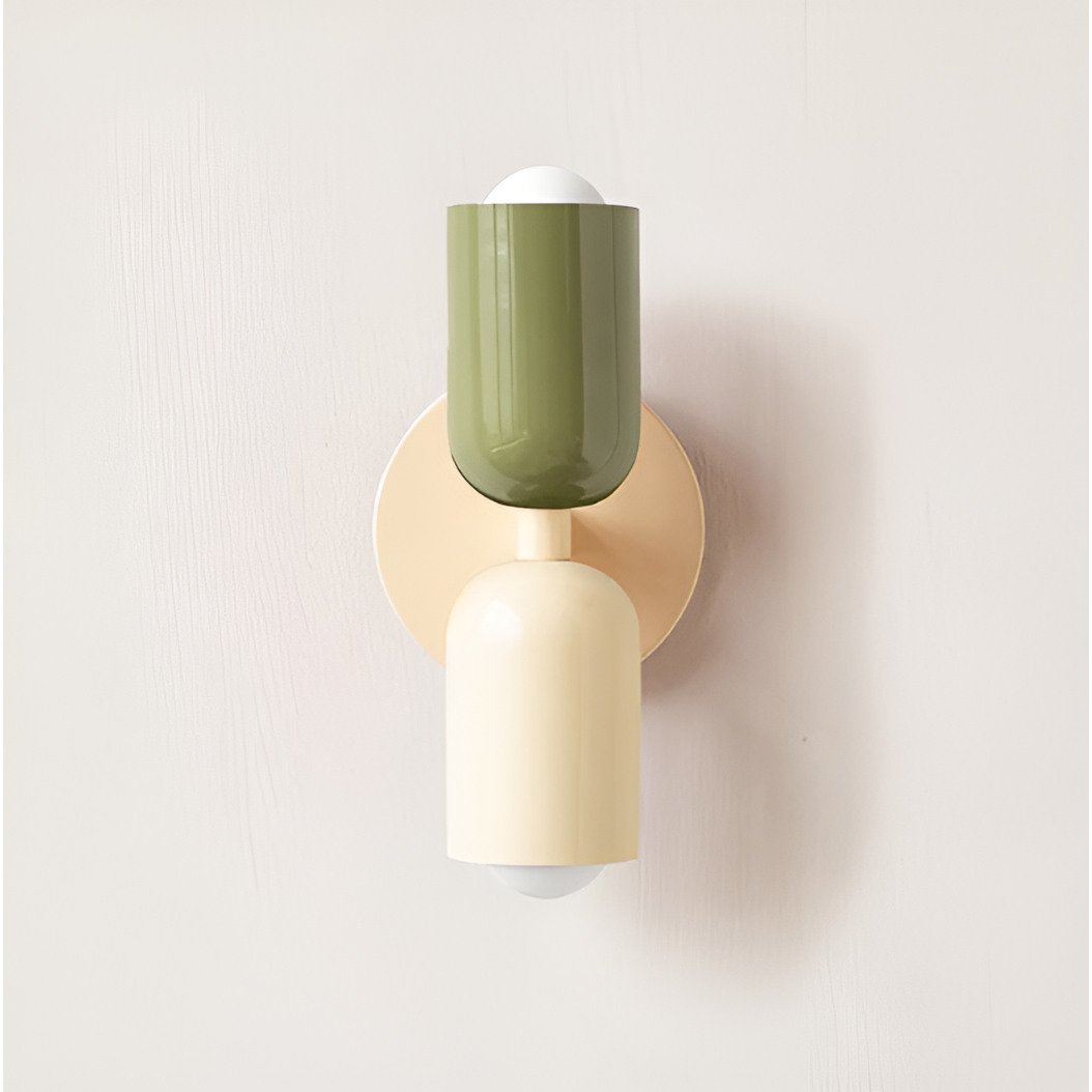 Vägglampa med grön övre skärm, gräddvit nedre skärm och beige väggplatta, sedd framifrån. 26