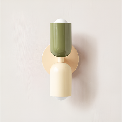 Vägglampa med grön övre skärm, gräddvit nedre skärm och beige väggplatta, sedd framifrån. 26