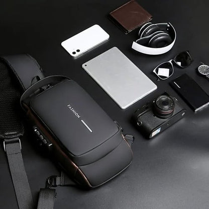 Schwarze Umhängetasche mit Kamera, Kopfhörer, Smartphone und Tablet auf schwarzem Hintergrund.