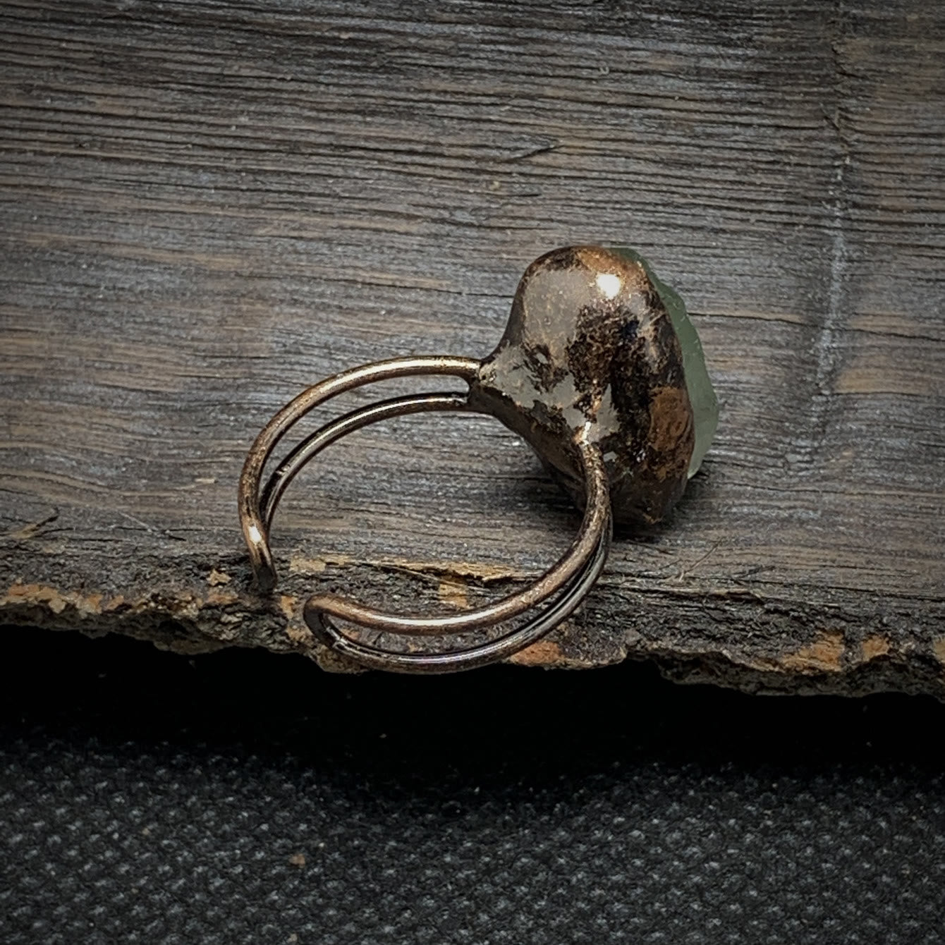 Antiker Silberring mit grünem Edelstein, handgefertigt, rustikales Design, Schmuck für Damen.