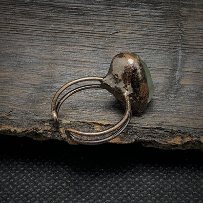 Antiker Silberring mit grünem Edelstein, handgefertigt, rustikales Design, Schmuck für Damen.
