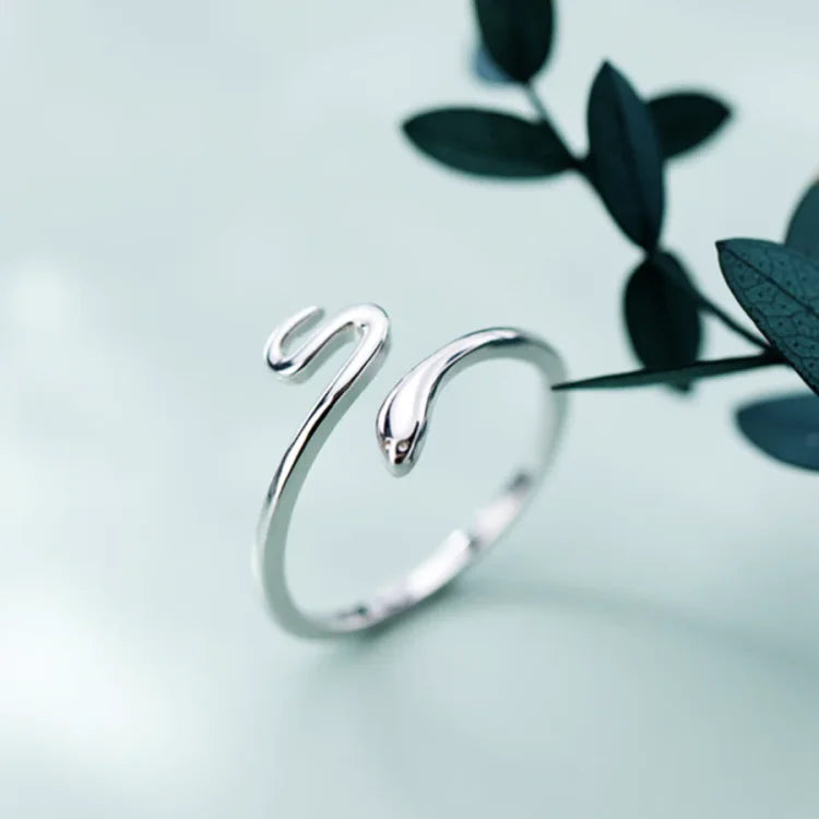 Silberner Schlangenring, minimalistisches Design, verstellbar, Schmuck für Damen, Geschenkidee.