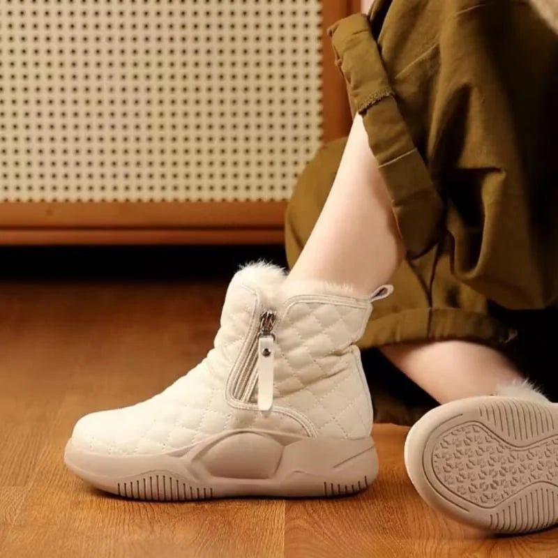 Weiße Damen-Winterstiefel mit Reißverschluss, gesteppter Stoff, rutschfeste Sohle, warm gefüttert.