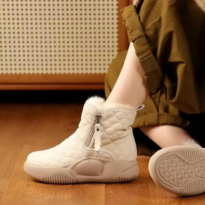 Weiße Damen-Winterstiefel mit Reißverschluss, gesteppter Stoff, rutschfeste Sohle, warm gefüttert.
