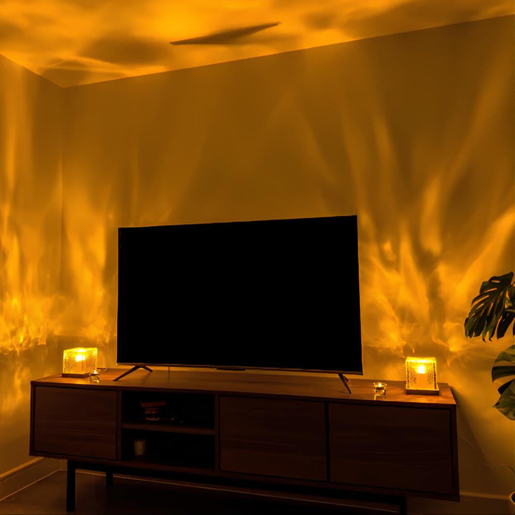 Flachbildfernseher auf Holzschrank, umgeben von warmem, gelbem Umgebungslicht, modernes Wohnzimmer.