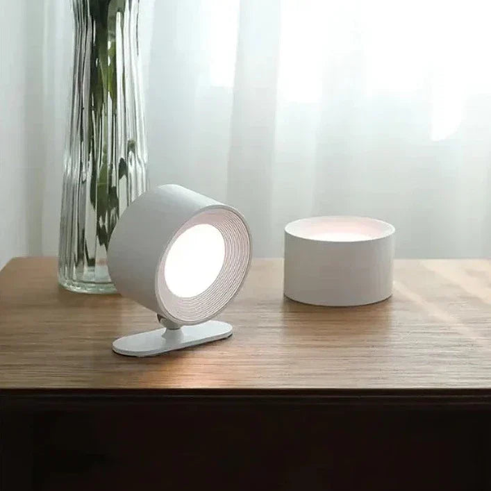 Weiße LED-Tischlampe auf Holzoberfläche, modernes Design, energiesparend, Innenbeleuchtung.