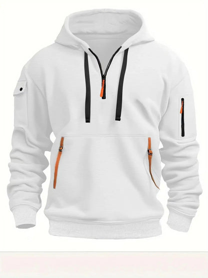 Vit hoodie sedd framifrån med halv dragkedja, svarta dragsnören, orange detaljer på fickornas dragkedjor och en ärmficka med dragkedja. 3