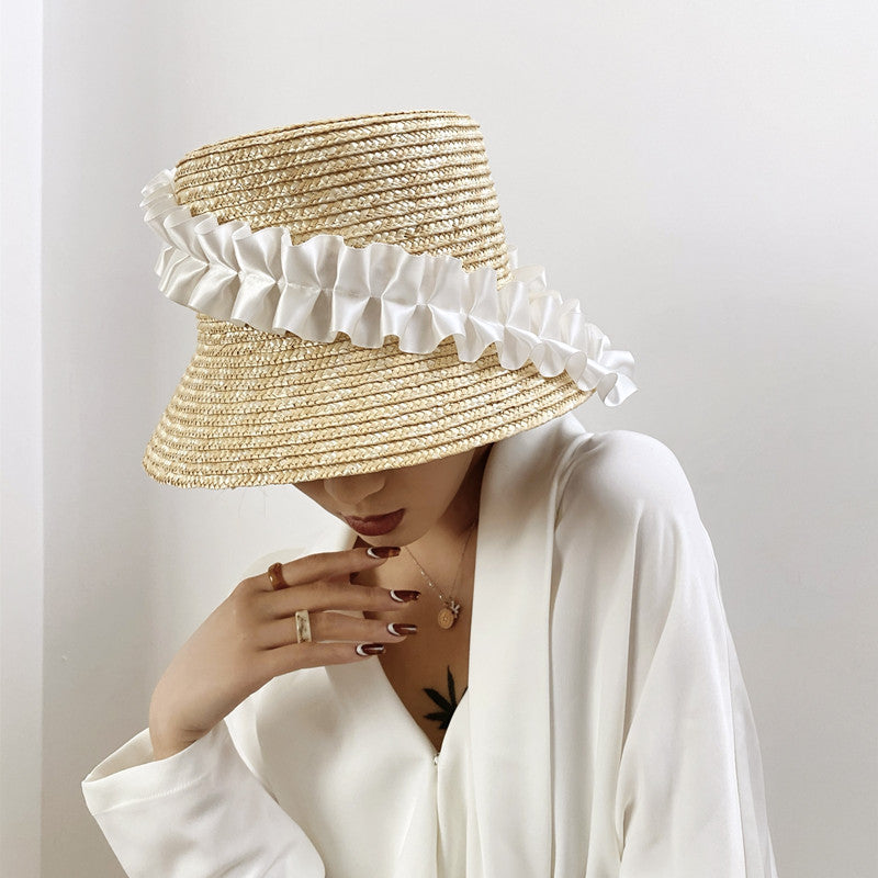 Flätad sommarhatt med veck och ränder – BreezyStripes