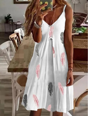 Frau in weißem Sommerkleid mit buntem Federprint, V-Ausschnitt, ärmellos, lässiger Stil.