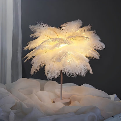 Weiße Federlampe auf Tisch, dekorative Beleuchtung, modernes Design, stimmungsvolles Licht.
