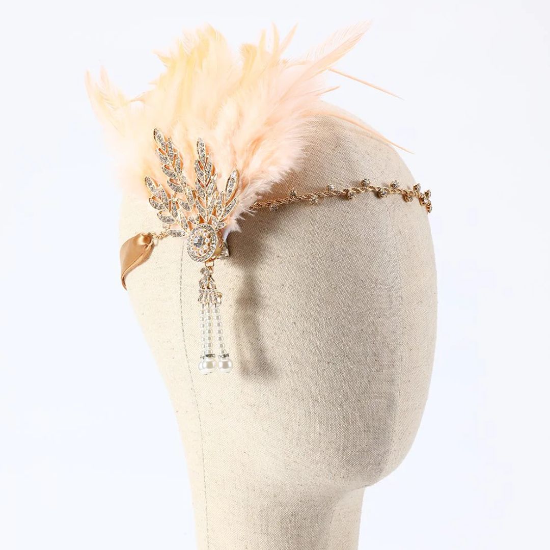 Pfirsichfarbener Feder-Kopfschmuck mit Strassverzierung, ideal für 1920er-Jahre-Gatsby-Partys.
