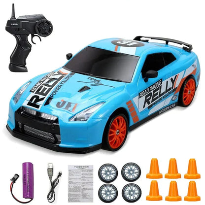 Blaues ferngesteuertes Auto-Set mit Zubehör, orange Räder, Spielzeugauto für Kinder.