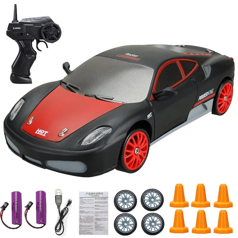Ferngesteuertes Auto Set, schwarz-rot, mit Fernbedienung, Ersatzreifen, Ladegerät, Pylonen.
