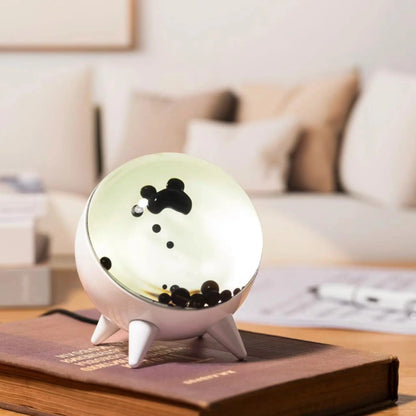 Ferrofluid-Lautsprecher, weiß, modern, dekorativ, auf Holztisch im Wohnzimmer.