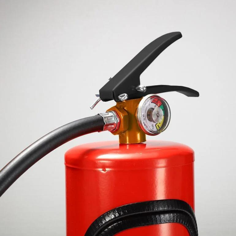 Roter Feuerlöscher mit Manometer und Schlauch, Brandschutzgerät, Sicherheitsausrüstung.