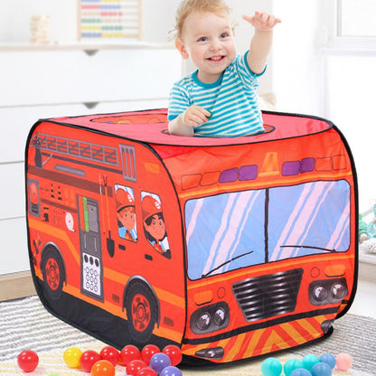 Kleinkind in rotem Feuerwehrauto-Spielzelt mit bunten Bällen im Kinderzimmer.