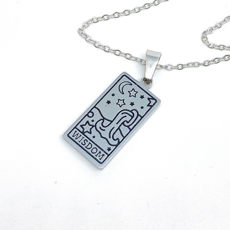 Silberne Halskette mit rechteckigem Anhänger, Tarotkarte "Wisdom", Mond- und Sternendesign.