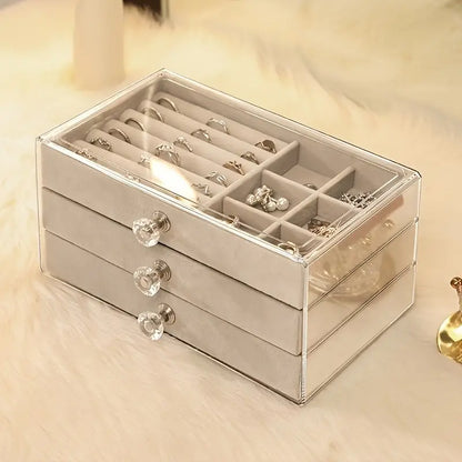 Klarer Schmuck-Organizer aus Acryl mit drei Schubladen, ideal zur Aufbewahrung von Ringen und Ohrringen.