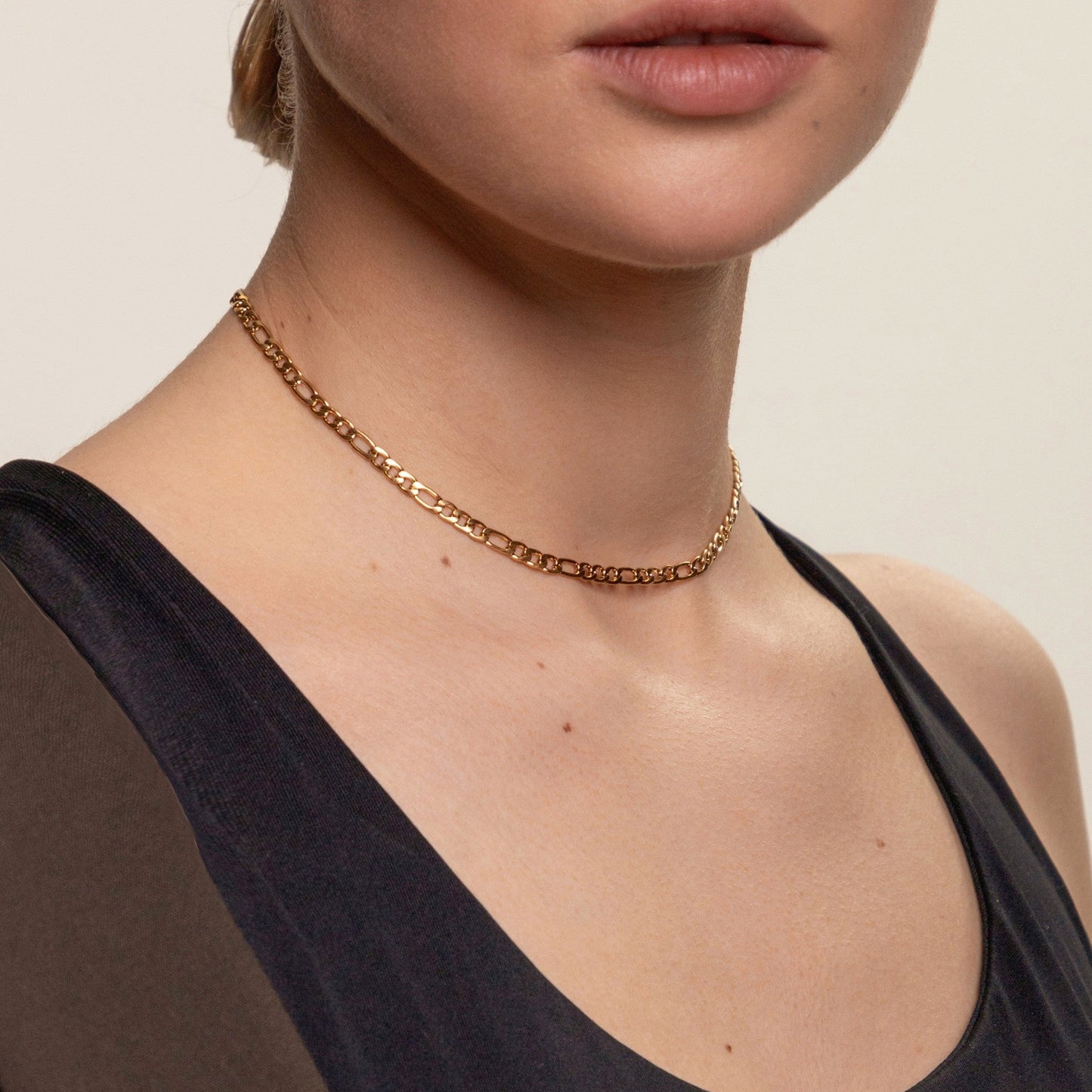 Goldene Figaro-Halskette, Damen, elegant, modisch, Schmuck, Accessoire, Nahaufnahme.