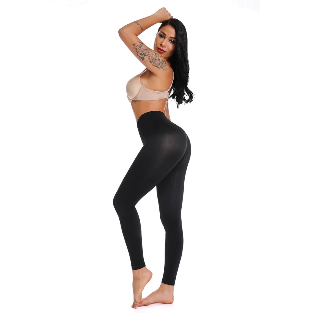 Frau in schwarzer figurbetonter Leggings, nahtlos, ideal für Sport und Freizeit.