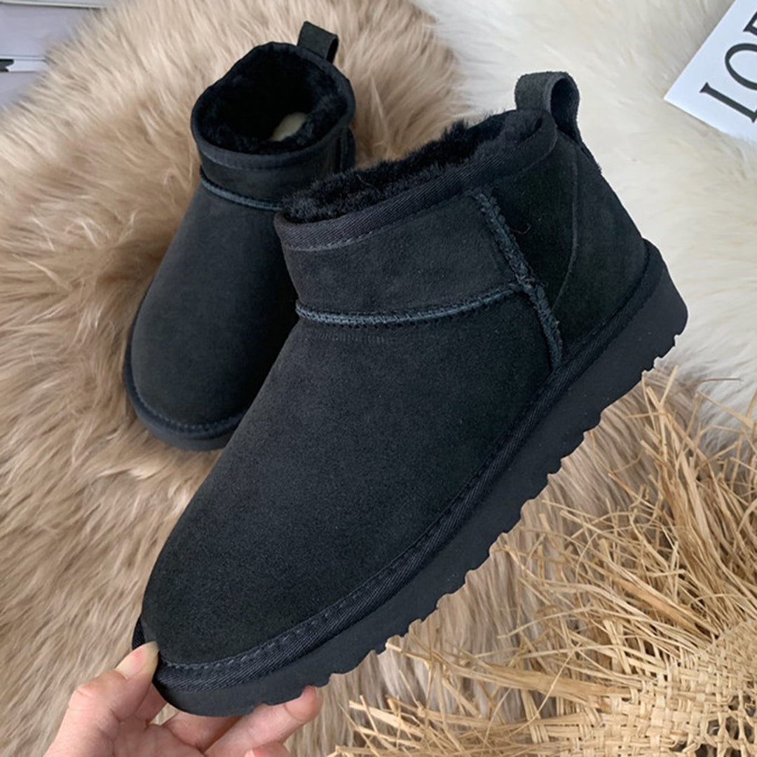 Schwarze Winterstiefel aus Wildleder mit Fellfutter, rutschfeste Sohle, Damenmode.