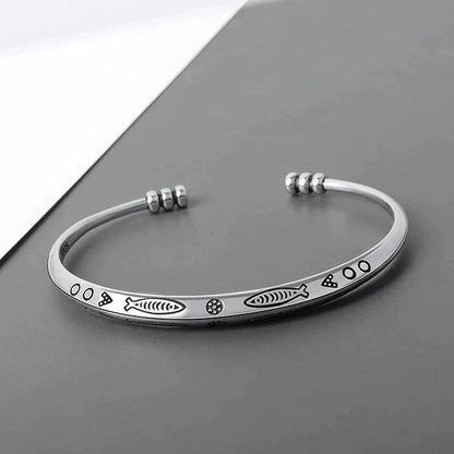 Silberarmreif mit Fischgravur, minimalistisches Design, verstellbar, Edelstahl, Unisex-Schmuck.