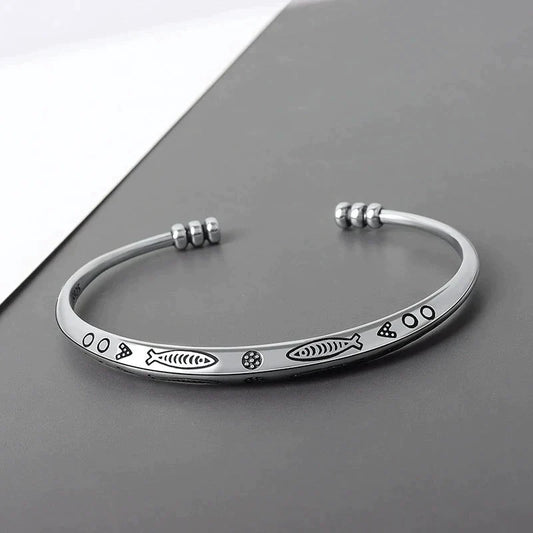 Silberarmreif mit Fischgravur, minimalistisches Design, verstellbar, Edelstahl, Unisex-Schmuck.