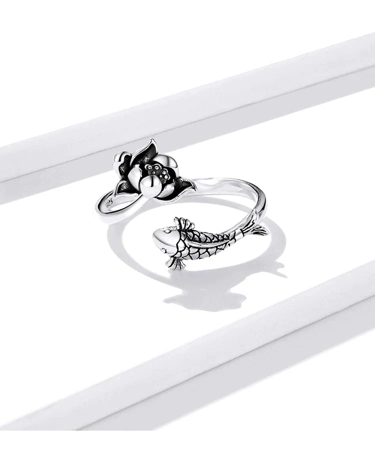 Silberner verstellbarer Ring mit Fisch- und Blumenmotiv, elegantes Schmuckdesign.