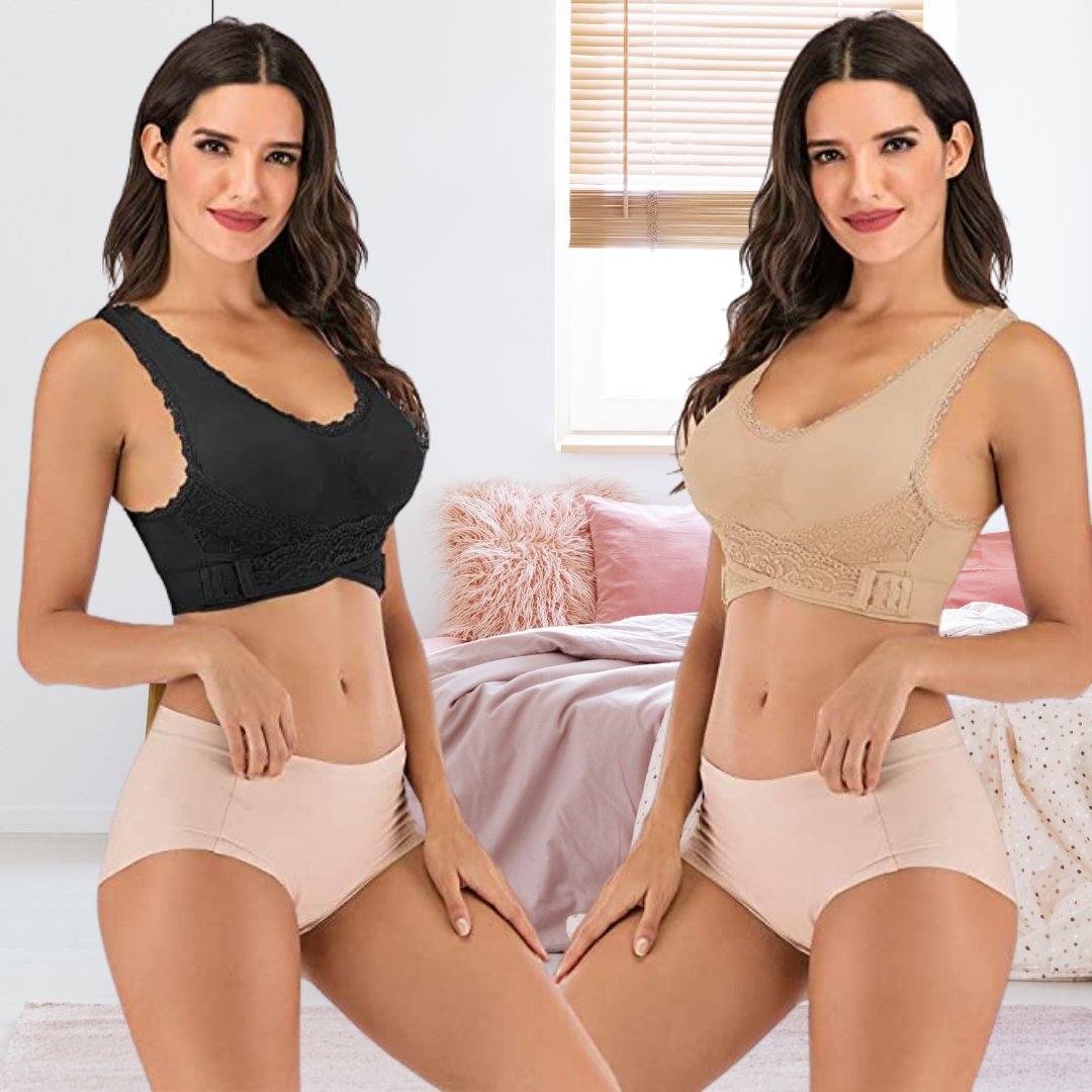Zwei Frauen in Spitzen-BHs, schwarz und beige, in einem Schlafzimmer, komfortable Damenunterwäsche.