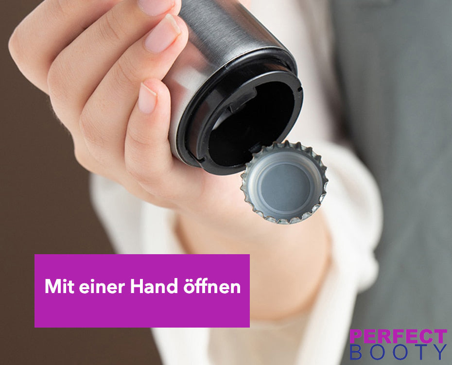 Person hält Flasche mit abnehmbarem Deckel, einhändig zu öffnen, Edelstahl, ergonomisch.
