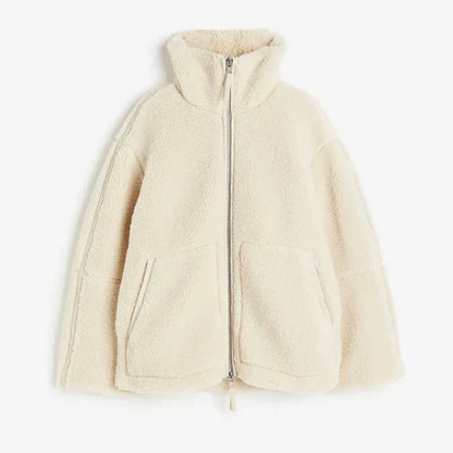 Beige Damen Teddyjacke mit Reißverschluss, weiches Fleece, modische Winterbekleidung.