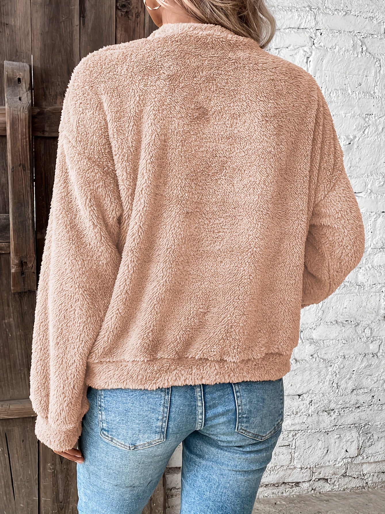 Damen Teddyjacke beige, flauschig, warm, Freizeitmode, Herbst Winter, Rückansicht, Jeans.