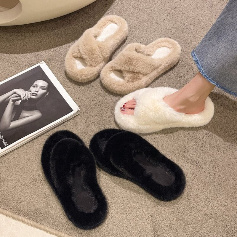Damen Hausschuhe aus Kunstfell in Beige, Weiß und Schwarz auf Teppich, gemütlich und stilvoll.