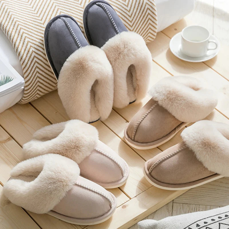 Damenpantoffeln aus Plüsch, beige und grau, mit Memory Foam, ultraweich und komfortabel.