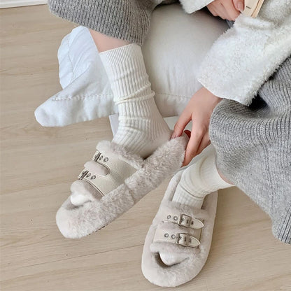 Flauschige Hausschuhe Damen, beige, mit Schnallen, gemütlich, warm, Wintermode, Wohnzimmer.