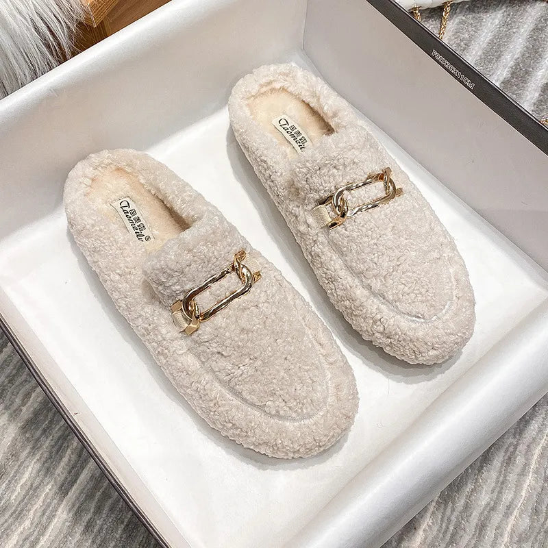 Weiße Damen-Pantoffeln aus Kunstfell mit goldener Schnalle, gemütlich und stilvoll.