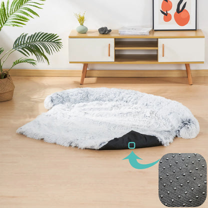 Grauer, flauschiger Hundeteppich mit rutschfester Unterseite, ideal für Wohnzimmer.