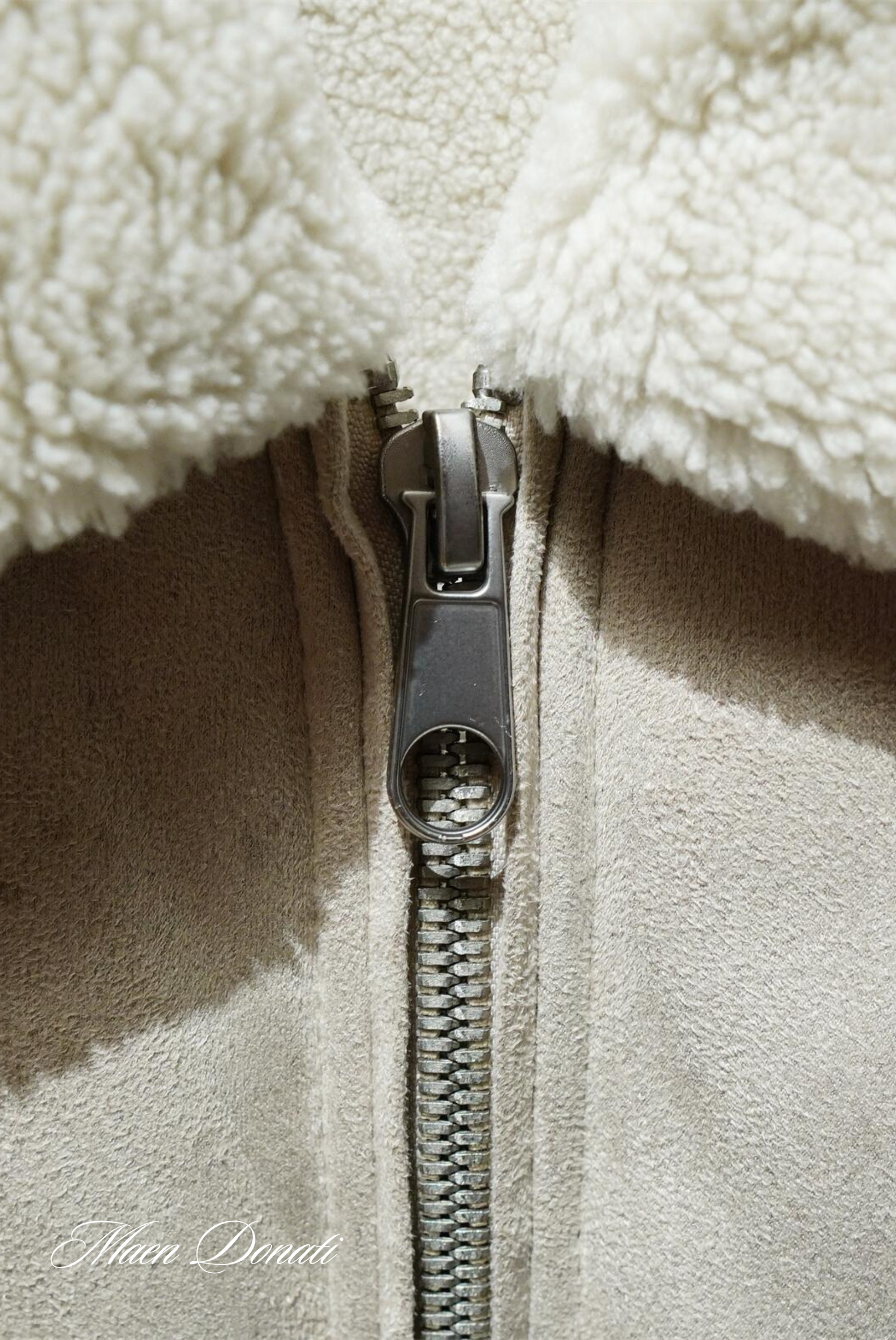 Beiger Lammfellmantel mit Reißverschluss, Wintermode, warme Oberbekleidung, Damenjacke.