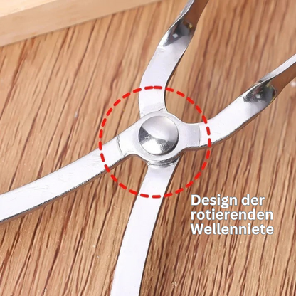 Silberne Zange mit rotierender Wellenniete auf Holzoberfläche, Küchengerät, Edelstahl.