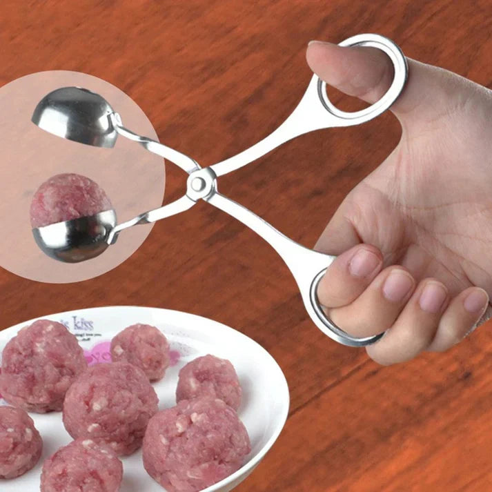 Hand hält Edelstahl-Fleischbällchenformer über Teller, Küchenwerkzeug, Fleischbällchenzange.