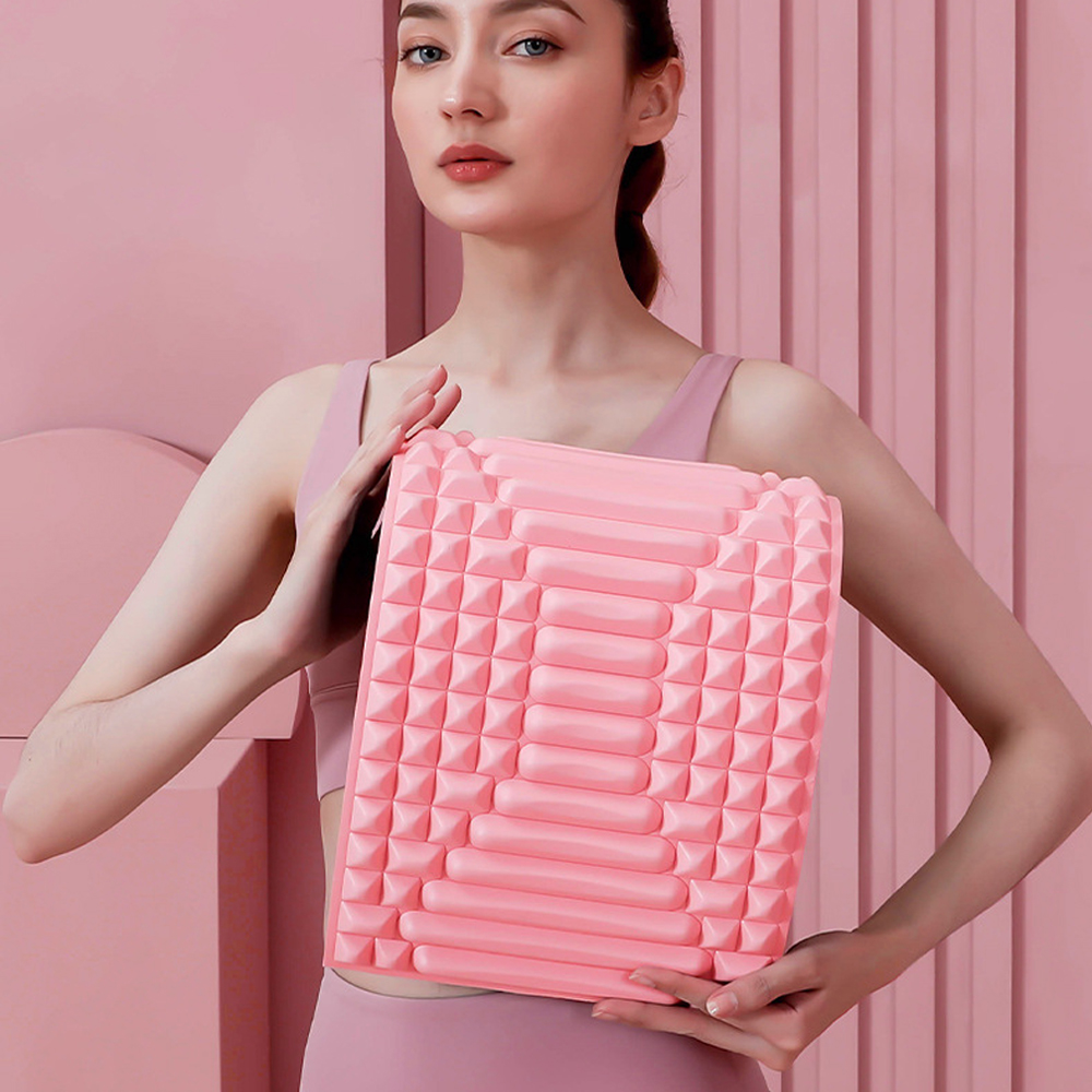 Frau hält rosa Yogamatte mit geometrischem Muster, Fitness, Gymnastik, Sportzubehör.