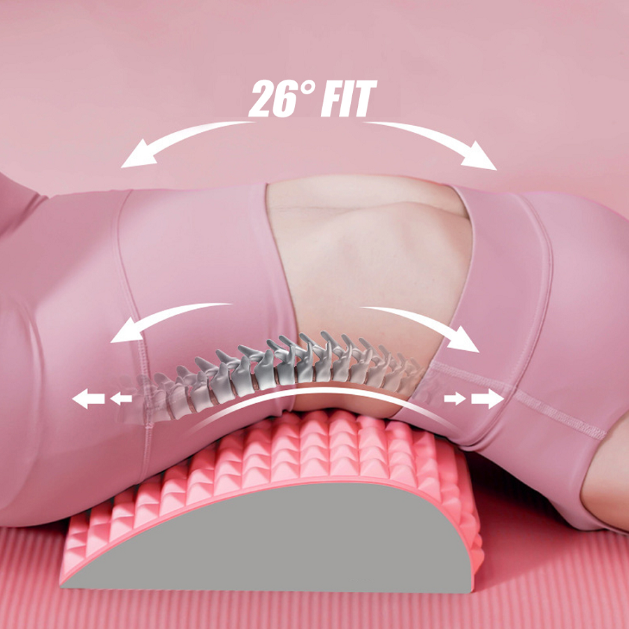 Frau auf rosa Rückentrainer, ergonomisch, Wirbelsäulenunterstützung, Fitnessgerät, 26 Grad Anpassung.