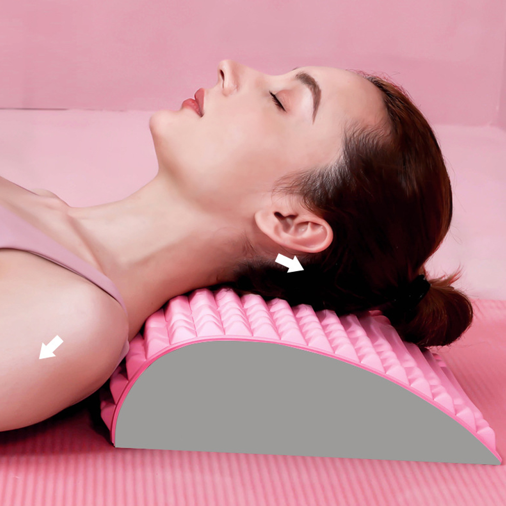 Frau entspannt auf rosa Nackenstützkissen, ergonomisch, für Nackenschmerzen Linderung.
