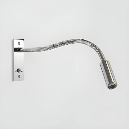 Vägglampa i blank krom med flätad böjlig arm, tippströmbrytare på väggplattan och cylinderformat lamphuvud. 12